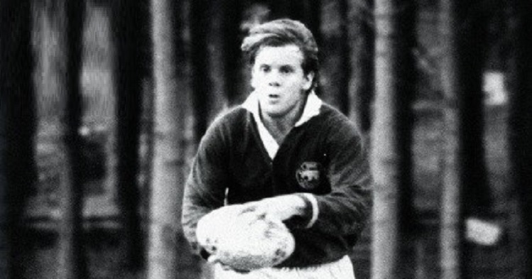 fotografia antiga do jogador Diego Padilha, em preto e branco... ele corre com a bola de rugby nas mãos na direção da camera.