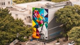 imagem aérea do Hospital das Clínicas mostrando uma das laterais do préidio com o mural colorido feito por Edurdo Kobra - descriação do desenho na materia)