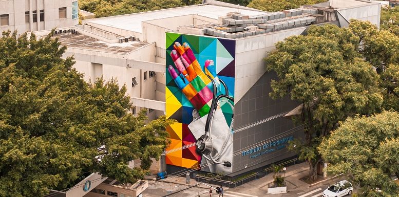 imagem aérea do Hospital das Clínicas mostrando uma das laterais do préidio com o mural colorido feito por Edurdo Kobra - descriação do desenho na materia)