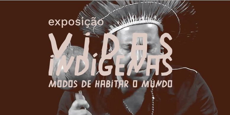 fotografia em preto e branco de um indígena idoso, com cocar e chocalho na mão. sobre a imagem, o título da expoisção: Vidas Indígenas modos de habitar o mundo.