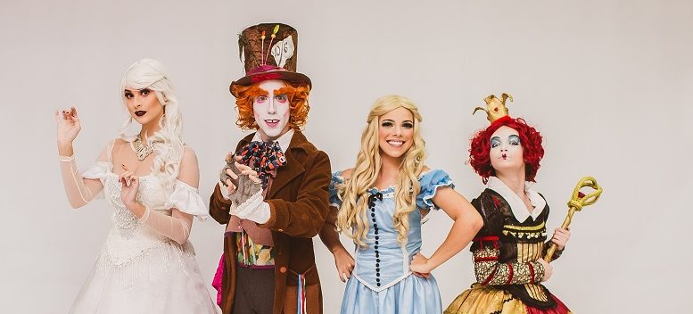 foto dos quatro personagens centrais da trama Alice no pais das maravilhas, que será encenada no Shopping Ibirapuera
