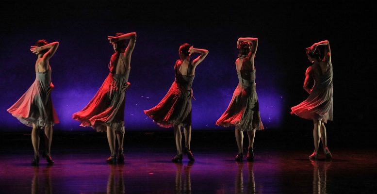 imagem de cinco bailarinas da São Paulo Companhia de Dança, em trecho do espetáculo Madrugada.