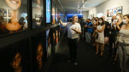 o fotógrafo Veneri guiando visitantes na exposição realizada anteriormente em Brasília