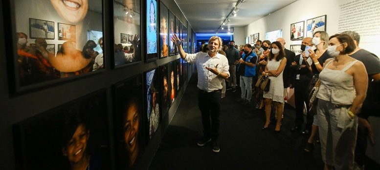 o fotógrafo Veneri guiando visitantes na exposição realizada anteriormente em Brasília