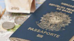 imagem de um passaporte brasileiro, primeiro documento fundamental para um intercâmbio