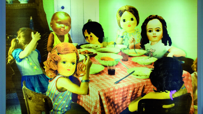 uma provocação para os cursos online imagem de bonecas sentadas à mesa, como se estivessem almoçando juntas.