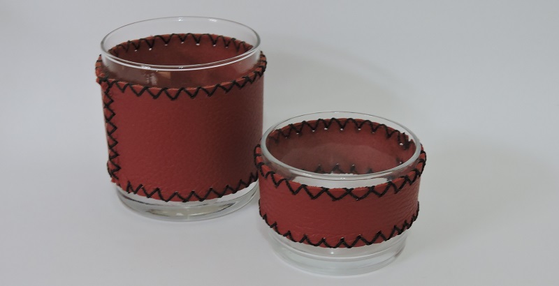 conjunto de escritório com porta lápis e porta clipes, em vidro e couro vermelho, feito pelos artesãos da Alternativa