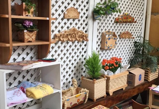 Produtos feitos pelos artesãos, em exposição em um bazar passado.