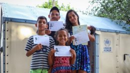 Família venezuelana com sua documentação em centro de registro em Boa Vista. © ACNUR/Allana Ferreira