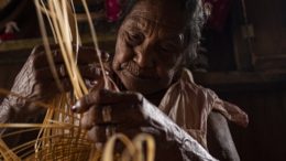 senhora idosa da Amazônia trabalhando em Cestaria (tribo Baniwa)