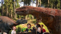Dinossauros passam em cima de uma mesa de lanche no Planeta Animal DiningExperience