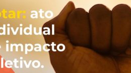 imagem de uma mão fechada com os dizeres Votar: ato individual de imapcto coletivo
