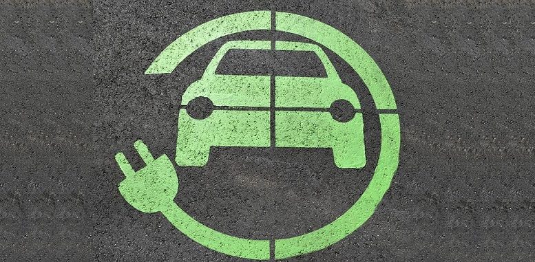 marcação no chão de asfalto de local para recarga de carros elétricos