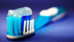 imagem de escova com pasta de dente com fluor