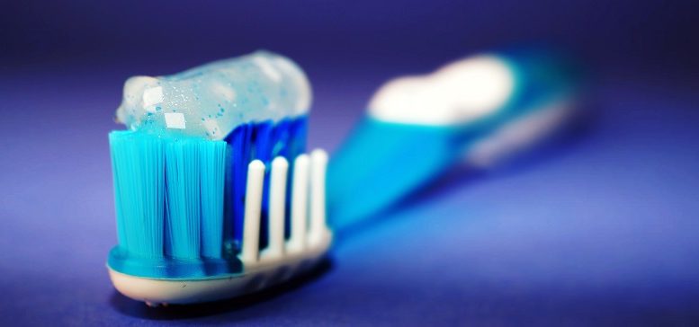 imagem de escova com pasta de dente com fluor