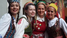 quatro moças lituanas com roupas típicas posam para foto em close