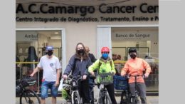 4 ciclistas em frente ao banco de sangue do AC Camargo