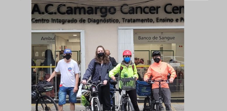 4 ciclistas em frente ao banco de sangue do AC Camargo