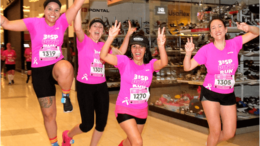 quatro mulheres participantes de edição anterior da PinRun, correndo (e posando) felizes dentro do shopping