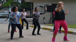 cinco mulheres fazendo atividade fisica na primeira ediçao da ação de movimento contra o câncer de mama do HSPE
