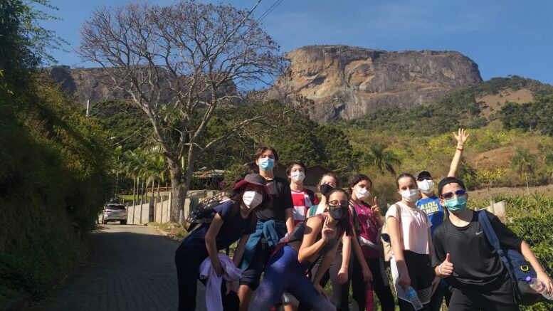 imagem de grupo de acampantes na estrada em frente à Pedra do Bau.