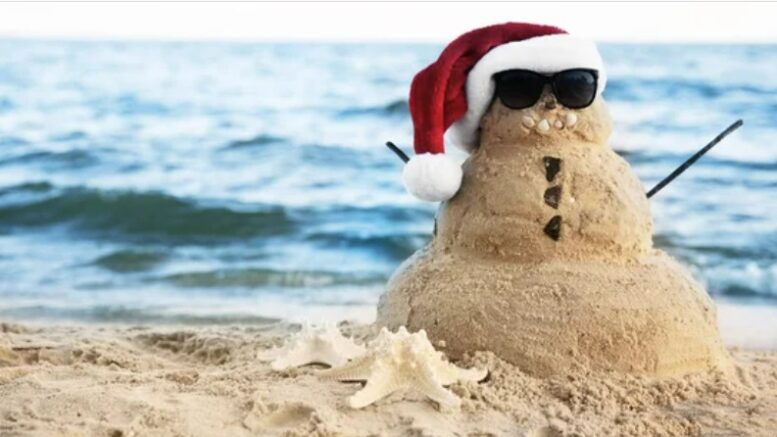 "Boneco de neve", feito de areia, em uma praia de Sydney