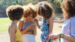 moças mandam mensagens de texto pelo celular