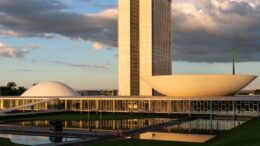 vista do congresso nacional em um por de sol, antes da destruição