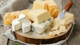 diversos tipos de queijos, se identificam o prato, gosgonzola, brie e gouda