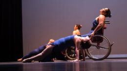 imagem de bailarinos em cadeiras de rodas