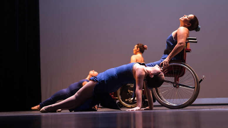 imagem de bailarinos em cadeiras de rodas