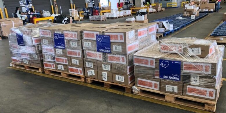 imagem de carga no depósito da Latam, caixas com selo avião solidário