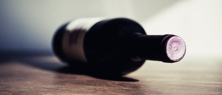garrafa de vinho deitada