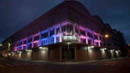 fachada do prédio da Vinícola Aurora à noite