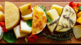 tabua retangular com diferentes queijos