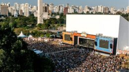 imagem aérea do festival em 2022 com uma multidão em frente ao palco do auditório ibirapuera.