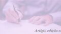 imagem das mãos de uma pessoa, aparentemente um homem adulto, escrevendo à caneta em algumas folhas, são vists as mãos e parte dos braços com camisa de mangalonga azul clara. a mão direira escreve com a caneta e a esquerda está apoiada segurando os papéis.