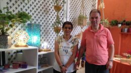 dois artesãos da Alternativa, Cristina e Plínio, posam para a foto em frente ás peças que estavam à venda no Bazar de 2015