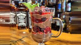 Brigadeiro de Jack Daniel's com frutas vermelhas