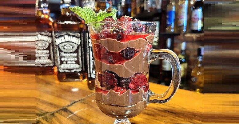 Brigadeiro de Jack Daniel's com frutas vermelhas