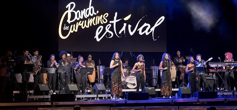 banda dos curumins no palco