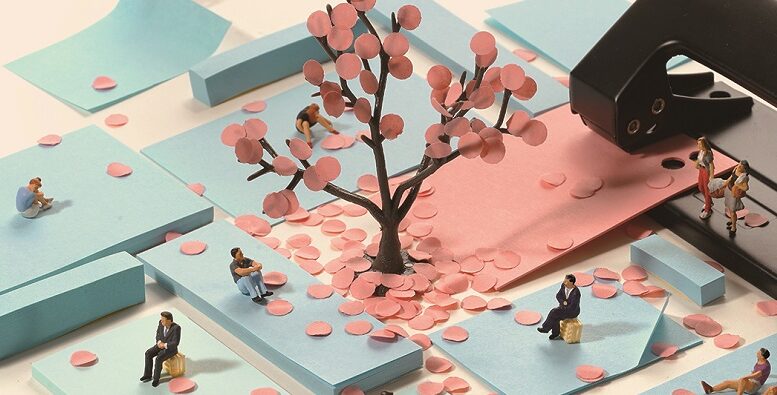 imagem de uma miniatura de uma cerejeira e algumas pessoas sentadas próximo a ela, com flores no chão. é feita com papel e as flores são com os circulos gerados por um antigo furador de papel.