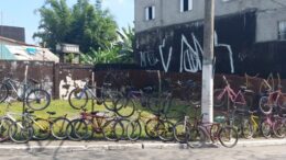 imagem de uma série de bicicletas guardasas em um alambrado