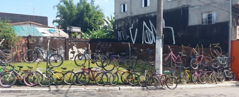 imagem de uma série de bicicletas guardasas em um alambrado