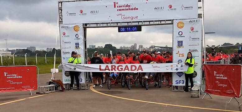 imagem da largada da primeira edição da corrida e caminhada Um Só Sangue