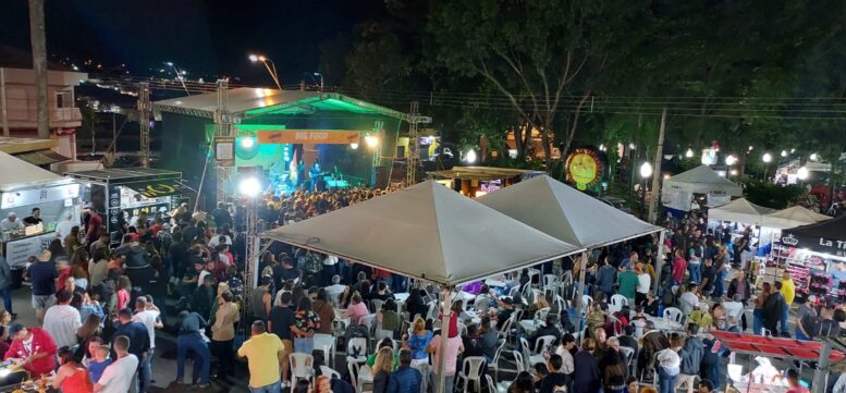 festival de comidas gigantes vista aérea noturna