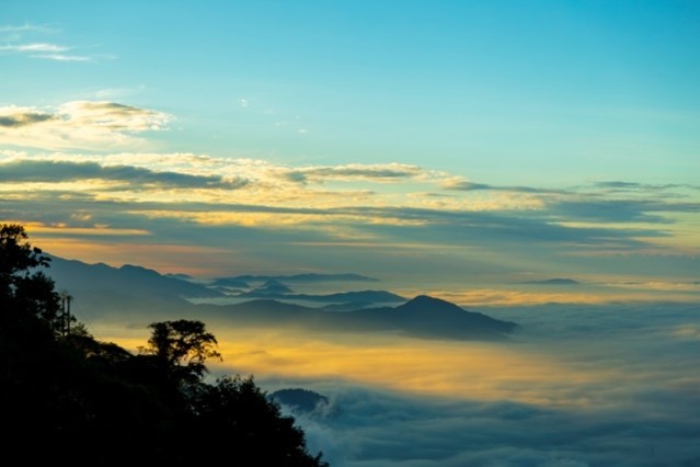 paisagem de montanhas com nuvens