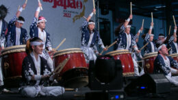 em um palco, um grupo de tambores japonese sse apresenta no Festival do Japão