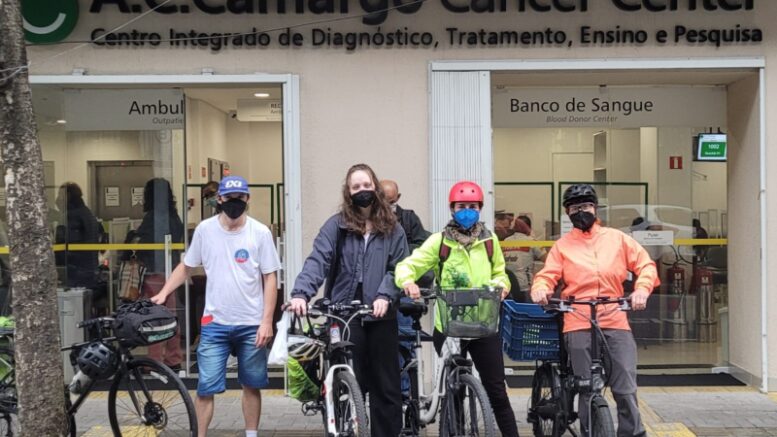 quatro ciclistas posam em frente ao banco de sangue do AC Camargo Cancer Center