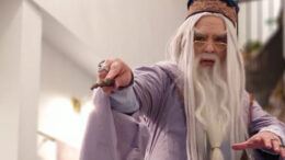 imagem de cosplay do dumbledor em pose de magia